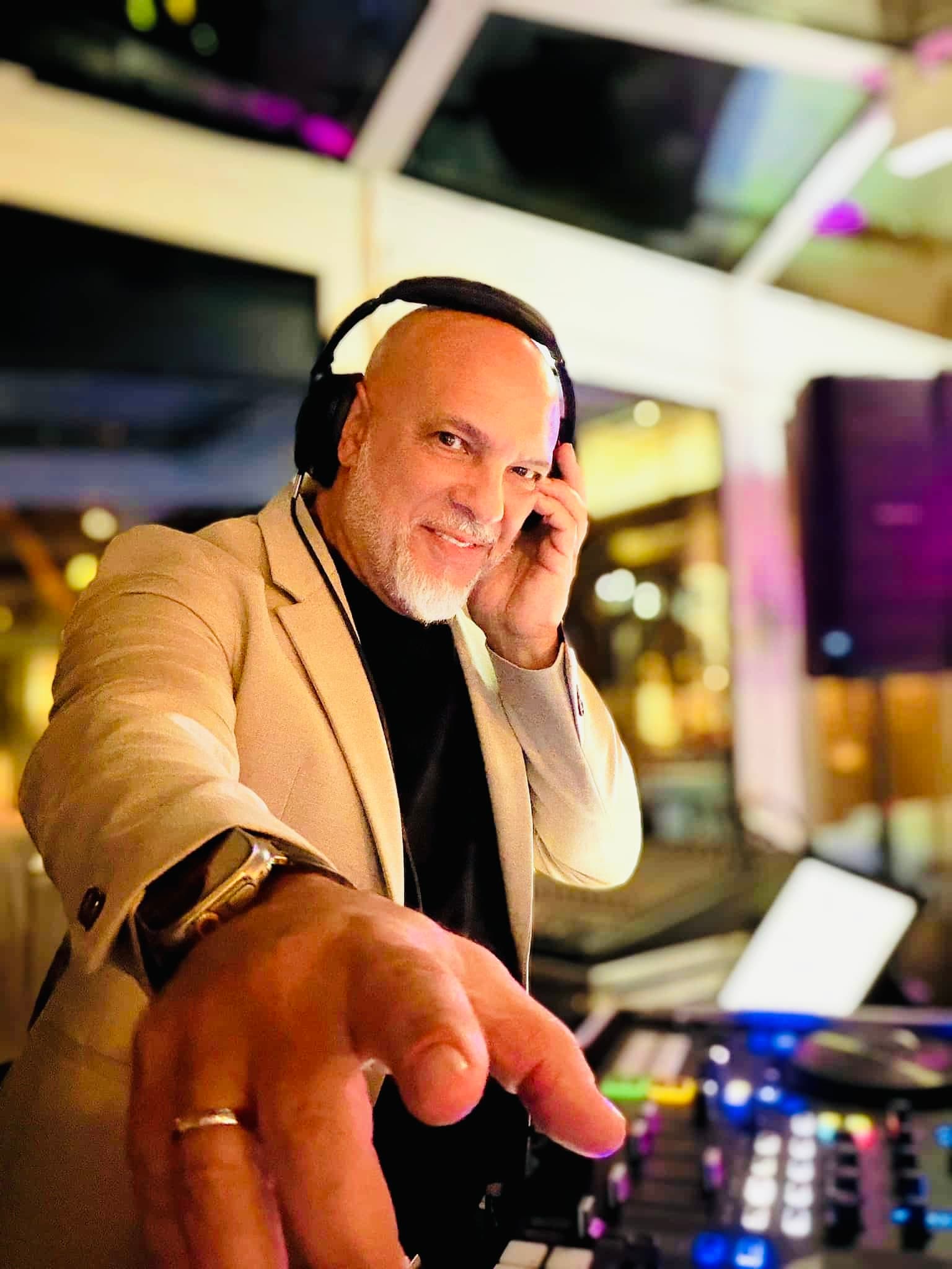 DJ Marco Serra legt bei einer Hochzeit in Heidelberg in der Region Rhein-Neckar auf