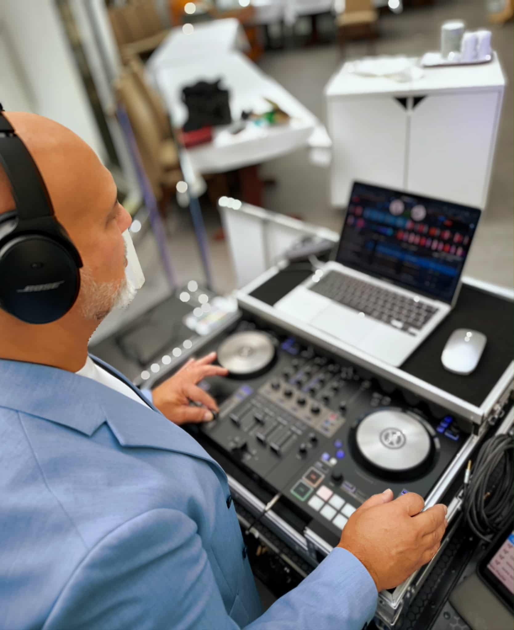 DJ Marco Serra am Mischpult fuer eine Tanzparty in Heidelberg