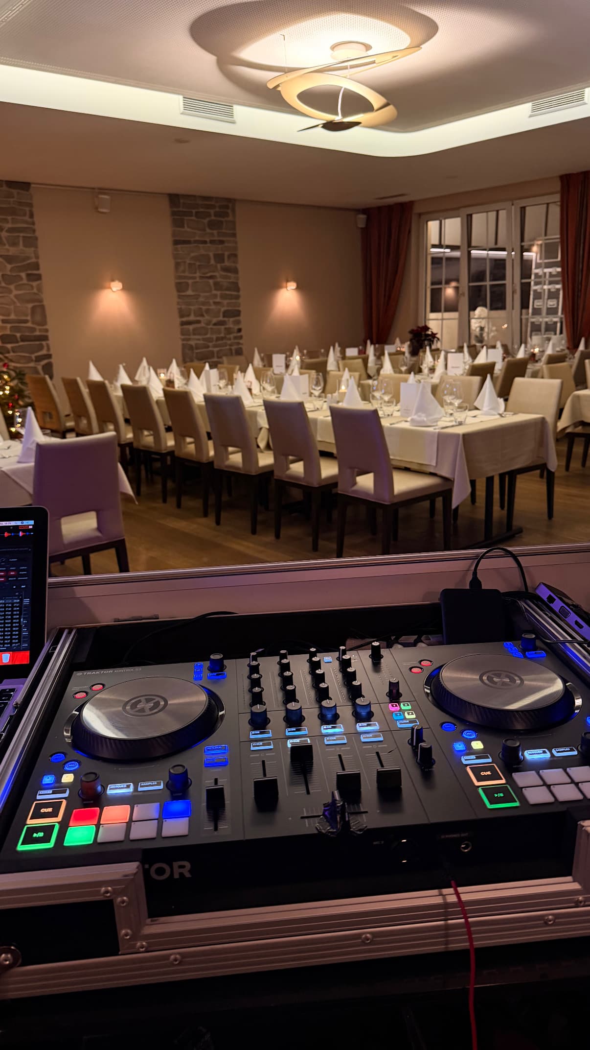 DJ-Setup von Marco Serra vorbereitet fuer eine Hochzeit in Weinheim